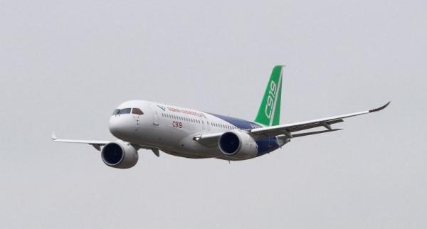 Pesawat Komersial Pertama Buatan China C919 Terbang Perdana Bawa Penumpang