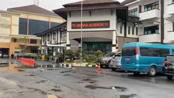 Running Text Asrama Haji Bekasi Plt Wali Kota Bekasi, Tri Adhianto Tjahyono angkat bicara terkait viralnya peretasan running text di Gedung UPT Asrama Haji Embarkasi Bekasi. (Foto: Rahmat Hidayat/iNews)