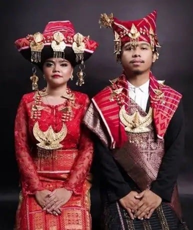 Pakaian Adat Sumatera Utara Suku Karo (FotoI Instagram/Mangulosi)