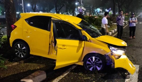 Mobil Brio Kuning mengalami kecelakaan di Jalan Pemuda Senayan. (Foto : Twitter @TMCPoldaMetro)