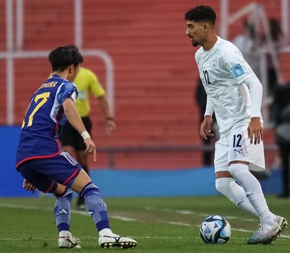 Timnas Israel U-20 Jepang U-20 Pemain Timnas Israel U-20, Roy Revivo (12) diadang pilar Jepang Kosuke Matsumura dalam laga terakhir Grup C Piala Dunia U-20 2023 di Stadion Estadio Malvinas Argentinas, Mendoza, Minggu (28/5/2023). (Foto: Instagram/@isr.fa)
