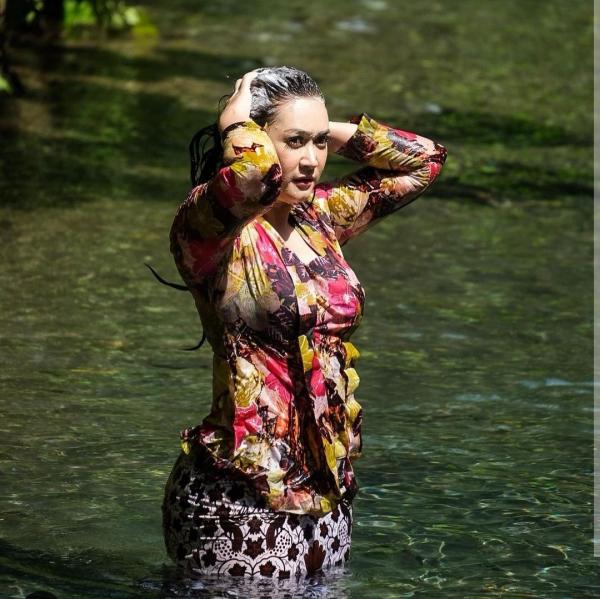Screenshot 20230529 114005 Instagram Potret Nafa Urbach mandi di sungai. (Foto: instagram)