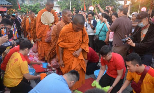 Momen Sakral 32 Biksu Thudong Basuh Kaki di Kelenteng Tay Kak Sie Semarang