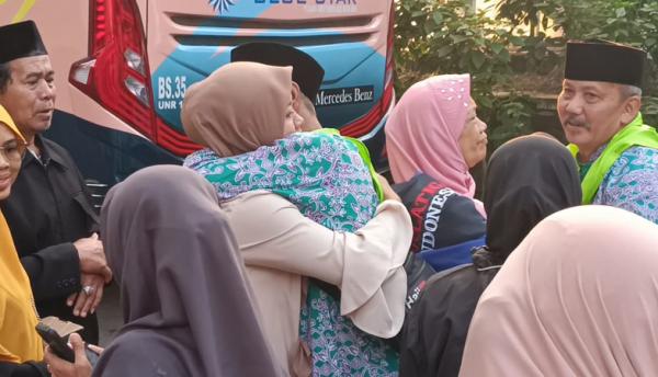 Isak Tangis Keluarga Iringi Pemberangkatan 215 Calon Haji di Salatiga