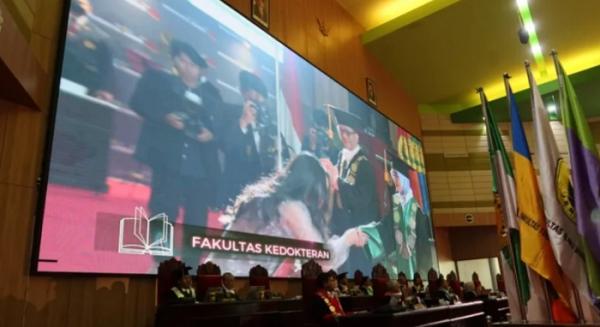 Momen haru wisuda di Unej (Dok. Unej)