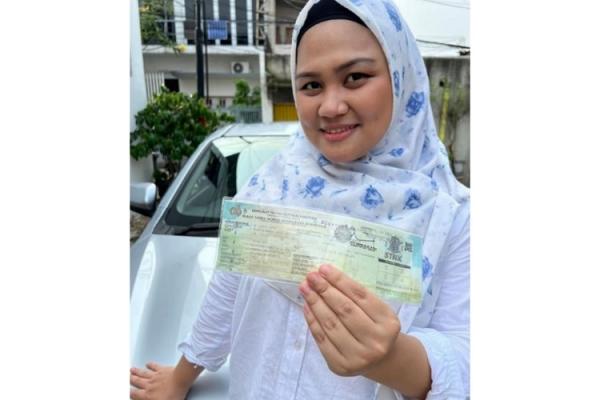 Foto bersama hadiah mobil beserta STNK (Foto: dok instagram.com/krnwnea/) 