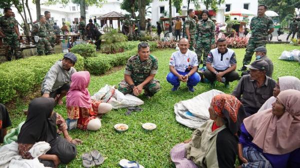 PANGDAM DAN PEMULUNG1 Pangdam III Siliwangi Mayjen TNI Kunto Arief Wibowo berbincang dengan pemulung sebagai contoh nyata kedekatan TNI dengan rakyat. (FOTO: Pendam Siliwangi)
