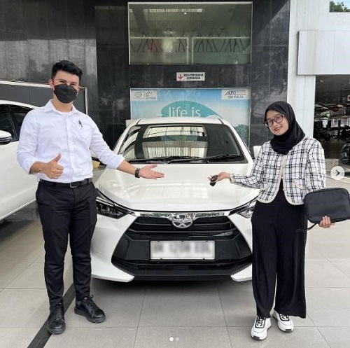 Potret Adinda dengan hadiah mobil Toyota Agya (Foto: dok Instagram @hellowudin)