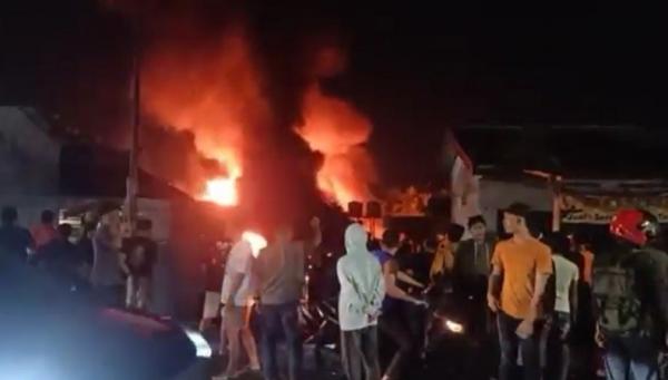 Kebakaran di Bandarlampung, Truk BBM Terbakar dalam Gudang Diduga akibat Percikan Api