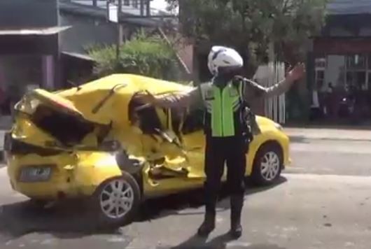 Kondisi mobil Honda Brioa yang ditabrak dump truck di Kabupaten Jombang, Rabu (31/5/2023). (Foto: iNews/Mukhtar Bagus)