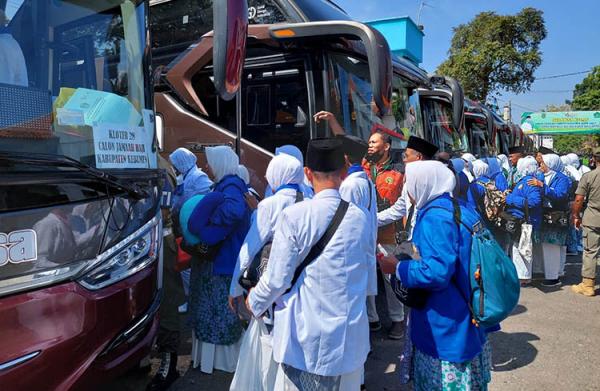 1.290 Jemaah Haji Asal Kebumen Diberangkatkan ke Tanah Suci Makkah