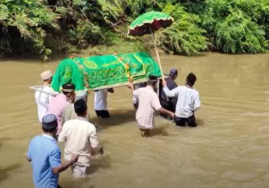 Tak Ada Jembatan, Warga Pesisir Barat Seberangkan Keranda Jenazah lewat Sungai