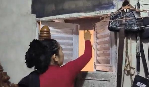 Mama Muda Singkawang 1 Pria bercelana dalam menjebol jendela kamar mama muda di Singkawang. (Foto: Rizki Kurnia)