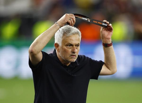 Mourinho Jose Mourinho kecewa AS Roma hanya jadi runner up Liga Europa 2022/2023. Mourinho bahkan memberikan medali perak Liga Europa diberikan ke penonton. (foto: REUTERS)
