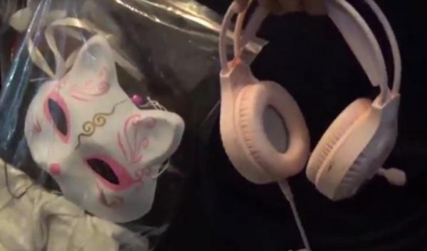 Topeng dan Headset 3 Selebgram Cantik saat Jadi Streamer Judi Online (Foto: iNews/Indira Arri)