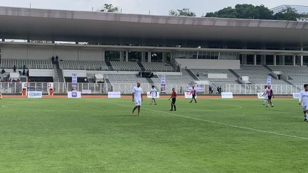 Juan Sebastian Veron Jajal Rumput Stadion Madya: Main Bola tanpa Alas Kaki