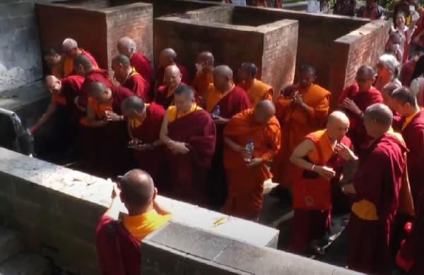 Umat Buddha Jalani Ritual Bersih Diri Jelang Hari Raya Waisak 