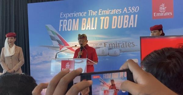 Gubernur Bali Pesawat Emirates Gubernur Bali, I Wayan Koster, menghadiri pendaratan perdana pesawat Emirates Airlines jenis Airbus A380-800, di Bandara Ngurah Rai, Bali, Kamis (1/6/2023).