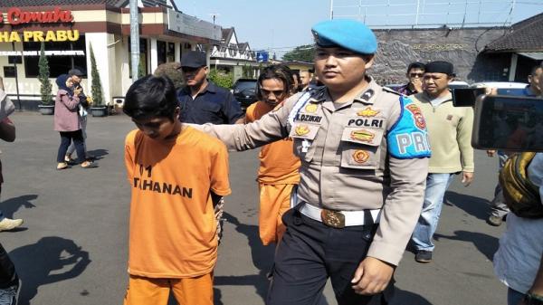 Bawa Kabur Dump Truck dari KBB ke Karawang, Pencuri dan Penadah Ditangkap Polisi