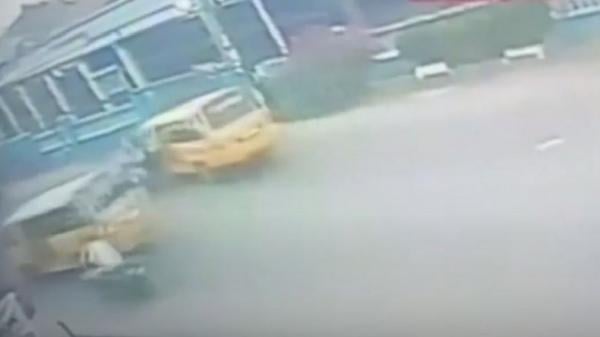 Kecelakaan Hari Ini di Deliserdang, Angkot Terekam CCTV Tabrak 2 Motor