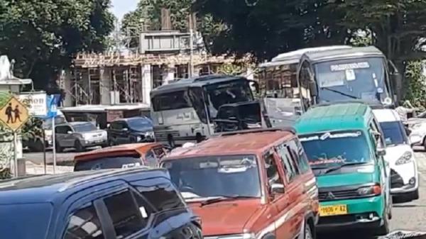 Kendaraan Wisatawan Membeludak ke Lembang KBB, Dominan Nopol Jabodetabek