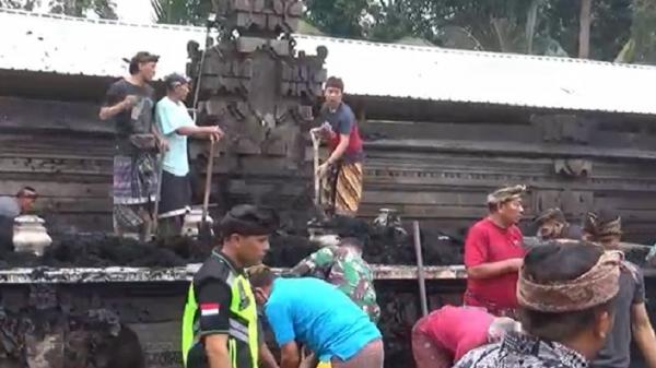 17 Bangunan Pura Ludes Terbakar di Gianyar, Kerugian Capai Rp10 Miliar