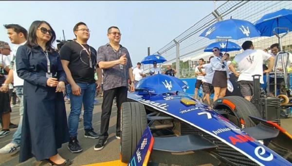  Executive Chairman MNC Group Hary Tanoesoedibjo bersama keluarga foto di samping mobil Maximilian Gunther dari Maserati Msg racing. (Foto MPI).