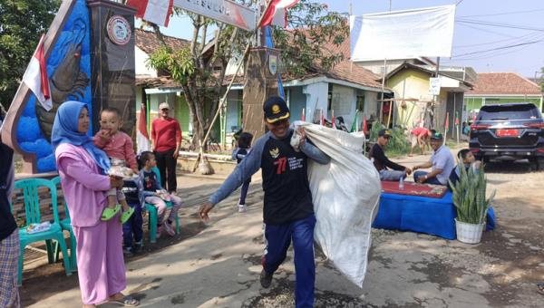 Unik, Ratusan Warga Dukuh Sulur Batang Bayar PBB Pakai Sampah