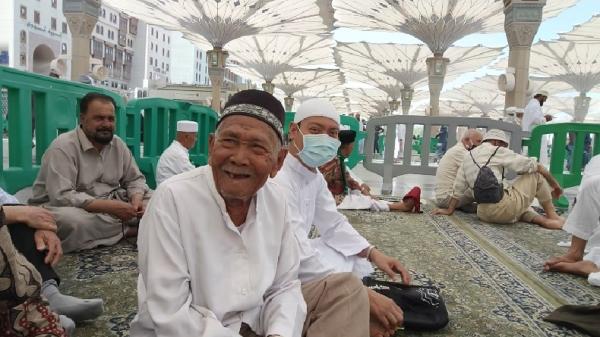 Abah Juhani, calhaj asal Blok Batujaya, Desa Baribis, Kecamatan Cigasong, Majalengka, yang viral. (FOTO: ISTIMEWA)