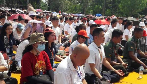 Detik-detik Waisak di Borobudur Ditandai Pemukulan Gong hingga Umat Bersikap Anjali