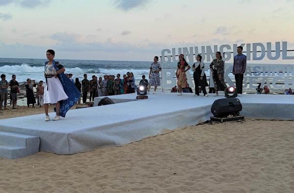 Gelar Fashion Show di Pantai Sepanjang, Pemkab Gunungkidul Kenalkan Batik kepada Wisatawan