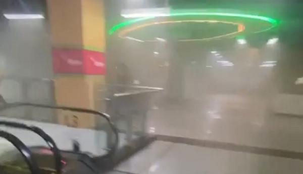 Kebakaran di Mal Bogor, Lantai Diselimuti Asap Kebakaran di Mal Bogor, Lantai Diselimuti Asap