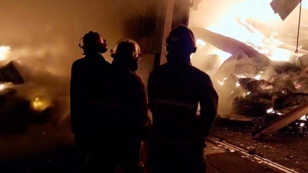 Kebakaran di pabrik wilayah Cileungsi, Kabupaten Bogor, Jawa Barat. Api membakar pabrik pembuat komponen akumulator listrik (Istimewa)