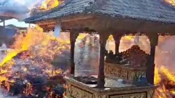 Kebakaran terjadi di Kabupaten Gianyar, Bali. Akibatnya, 17 bangunan suci pura di wilayah itu ludes dilalap api. (Ketut Catur Kusumaningrat/MNC Portal)