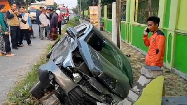 Kecelakaan Hari Ini di Mojokerto, Minibus Angkut Pelajar Masuk ke Saluran Air, 8 Luka-Luka