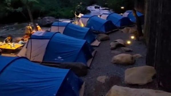 Pineus Tilu Riverside Camping Salah satu tempat camping di Bandung yang recommended, yakni Pineus Tilu Riverside Camping. (Foto: Instagram/pineustilu)