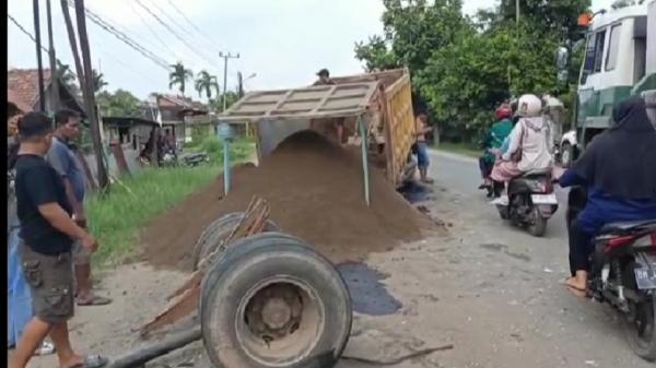 Kecelakaan Hari Ini di Jambi, Minibus Tabrak Truk Pasir hingga Sopir Patah Kaki