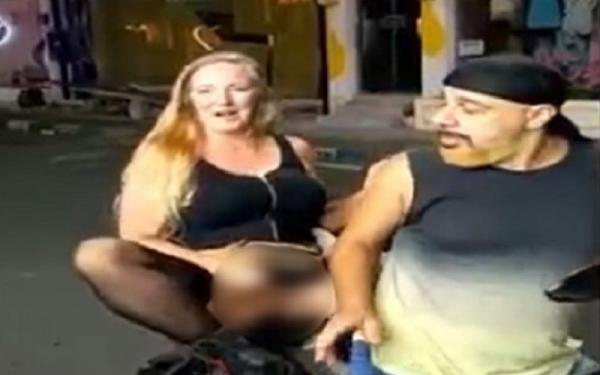 Bule Denmark inisial CAP (49) memamerkan kemaluan di Seminyak, Kuta, Bali. (Foto: tangkapan layar)