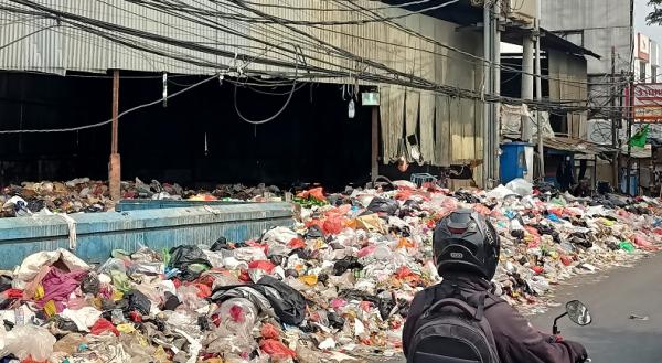 Jalan KH Ahmad Dahlan dipenuhi sampah, Selasa (6/6) (Foto: Irfan Maulana)