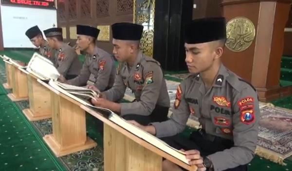 Anggota Polri di Polda Jatim belajar membaca Al Quran. (Foto: Rahmat Ilyasan).
