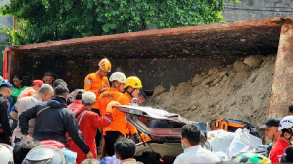 Petugas Gabungan Berjibaku Evakuasi Penumpang Toyota Agya Tertimpa Truk Bermuatan Pasir