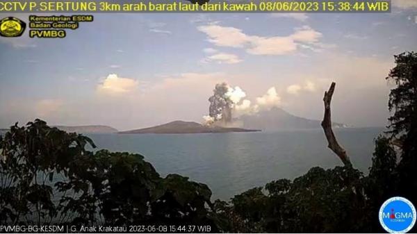 Gunung Anak Krakatau Kembali Erupsi, Tinggi Kolom Abu Vulkanis Capai 1. ...