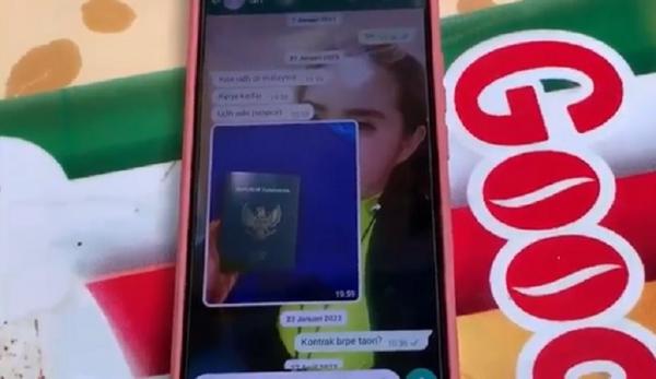 Foto Paspor Chat WhatsApp Ning Diana dengan adiknya Sri Mulyani. (Foto: Uun Yuniar)