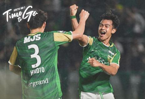 Bintang Indonesia yang membela Tokyo Verdy, Pratama Arhan (kanan) turut andil saat timnya menang 2-1 atas Thespakusatsu Gunma pada putaran kedua Emperors Cup 2023 di Ajinomoto Field, Rabu (7/6/2023) sore WIB. (Foto: Instagram/@tokyo_verdy)