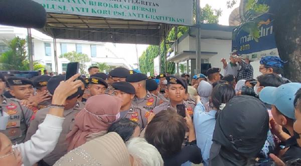 Warga protes layanan PN Jaktim tutup karena ada sidang Haris Azhar dan Fatia dengan saksi Menko Luhut Binsar (Foto: Widya Michella)