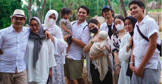 Artis punya anak sama-sama terkenal. (Foto: Instagram)
