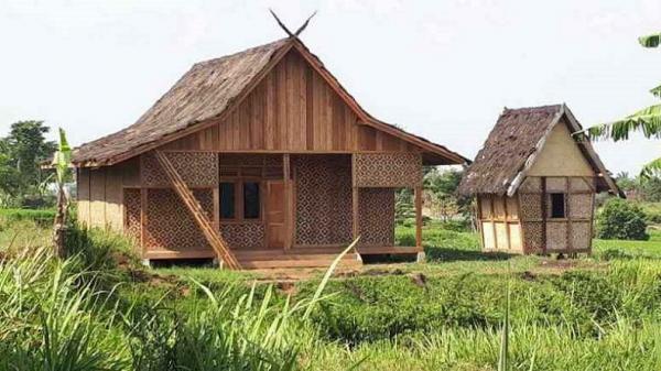 Rumah adat Jawa Barat berarsitektur Capit Gunting. (FOTO: ISTIMEWA)