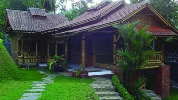 Rumah adat Jawa Barat, berarsitektur Jubleg Nangkub. (FOTO: ISTIMEWA)