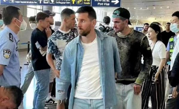 Lionel Messi tiba di China jelang FIFA Matchday Juni 2023. (Foto: Twitter/@CGTNSportsScene)