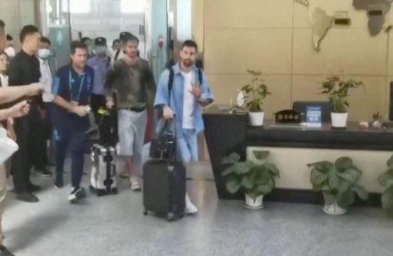 Lionel Messi tiba di Beijing Kapten Timnas Argentina, Lionel Messi menyapa penggemarnya saat tiba di Bandara Internasional Beijing, China, Sabtu (10/6/2023). (Foto: REUTERS)